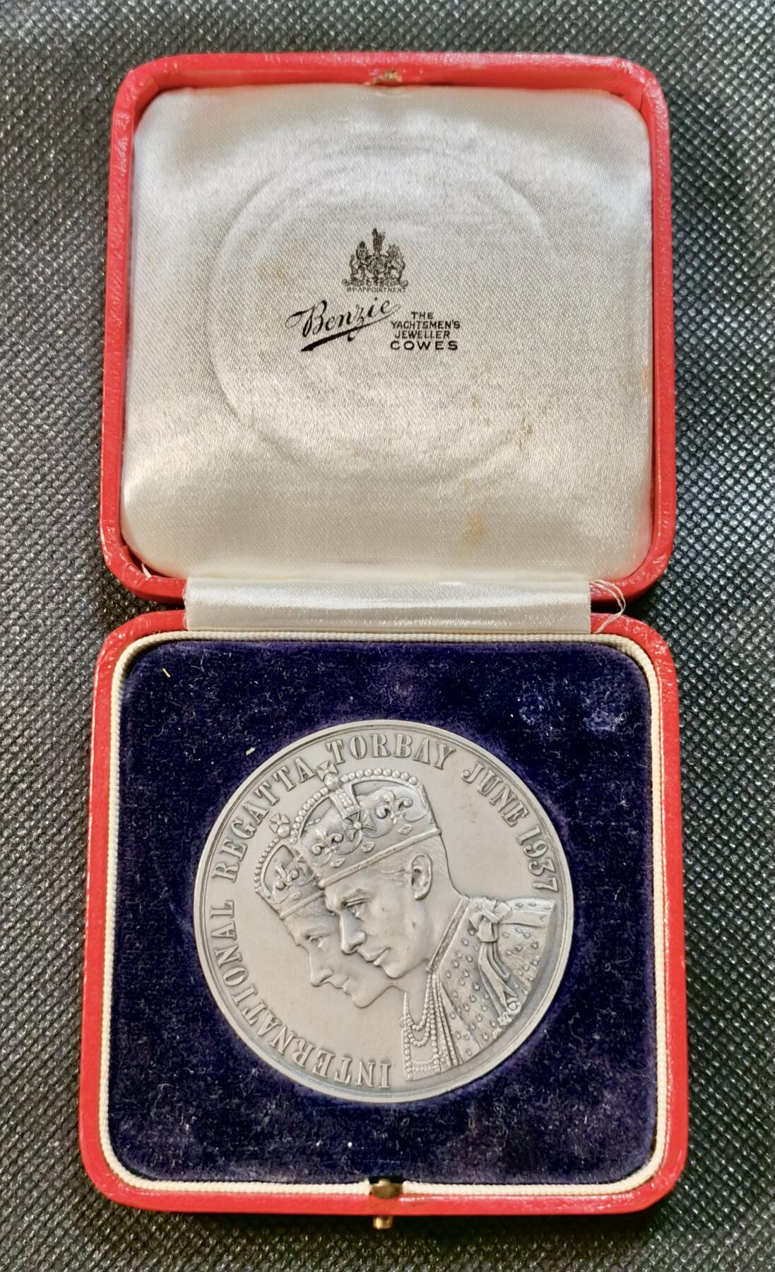  甄臻铺-世界币章拍卖（第16期），送拍享返佣金等优惠多多 1937年乔治六世加冕纪念银章，直径51mm，重62g。正面是乔治六世国王和亚历山德拉王后的肖像，背面是船帆图案，纪念意义浓厚。品相极好