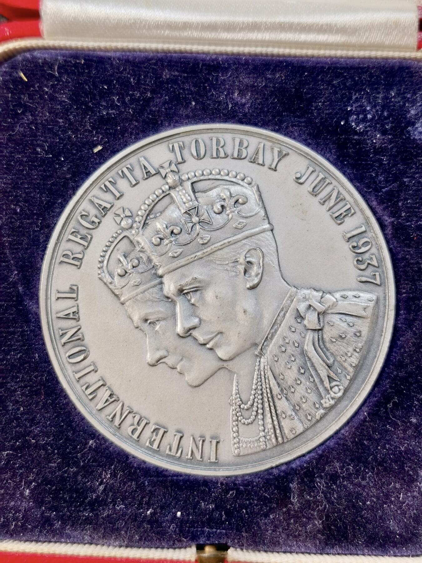  甄臻铺-世界币章拍卖（第16期），送拍享返佣金等优惠多多 1937年乔治六世加冕纪念银章，直径51mm，重62g。正面是乔治六世国王和亚历山德拉王后的肖像，背面是船帆图案，纪念意义浓厚。品相极好