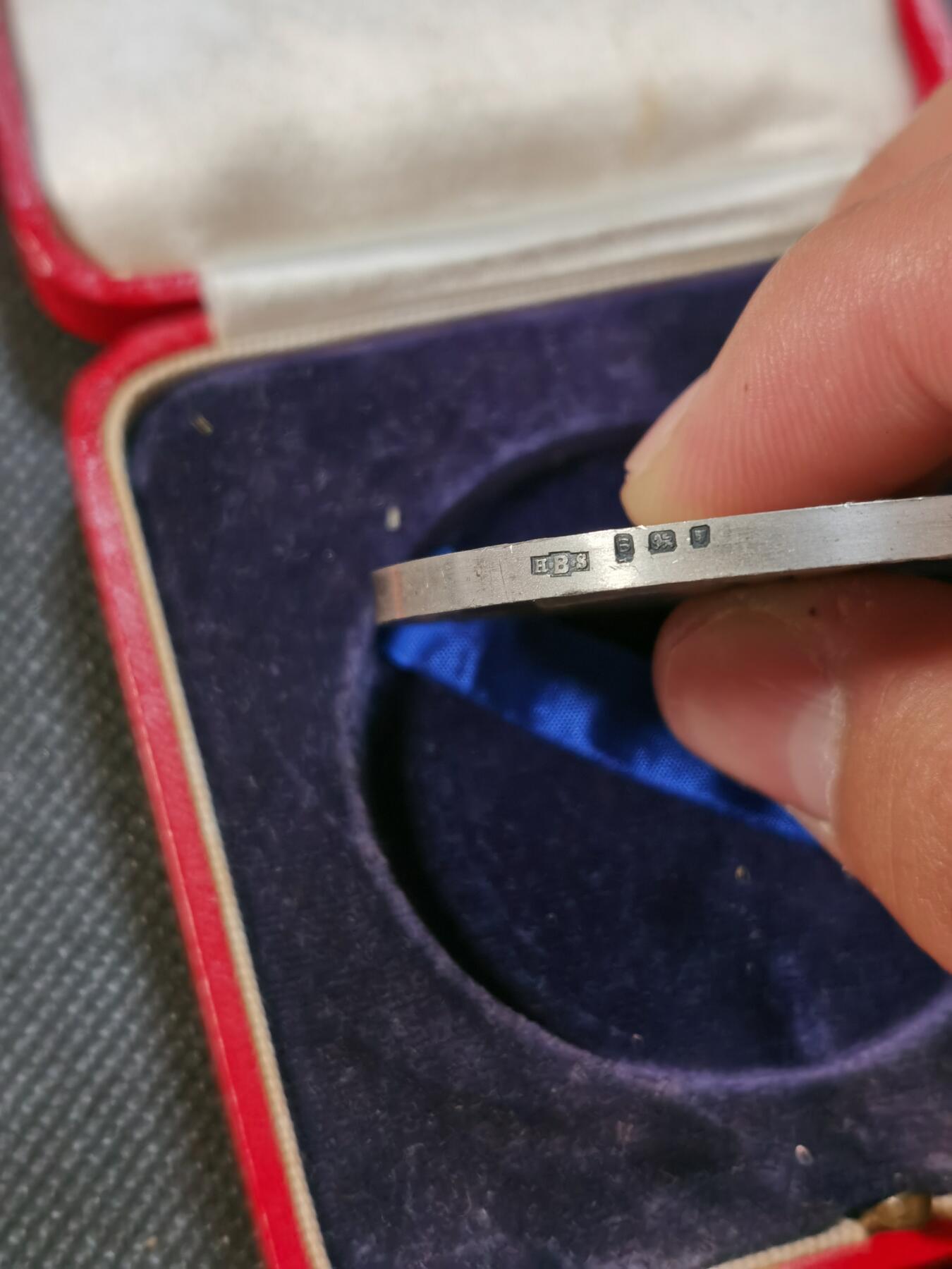  甄臻铺-世界币章拍卖（第16期），送拍享返佣金等优惠多多 1937年乔治六世加冕纪念银章，直径51mm，重62g。正面是乔治六世国王和亚历山德拉王后的肖像，背面是船帆图案，纪念意义浓厚。品相极好