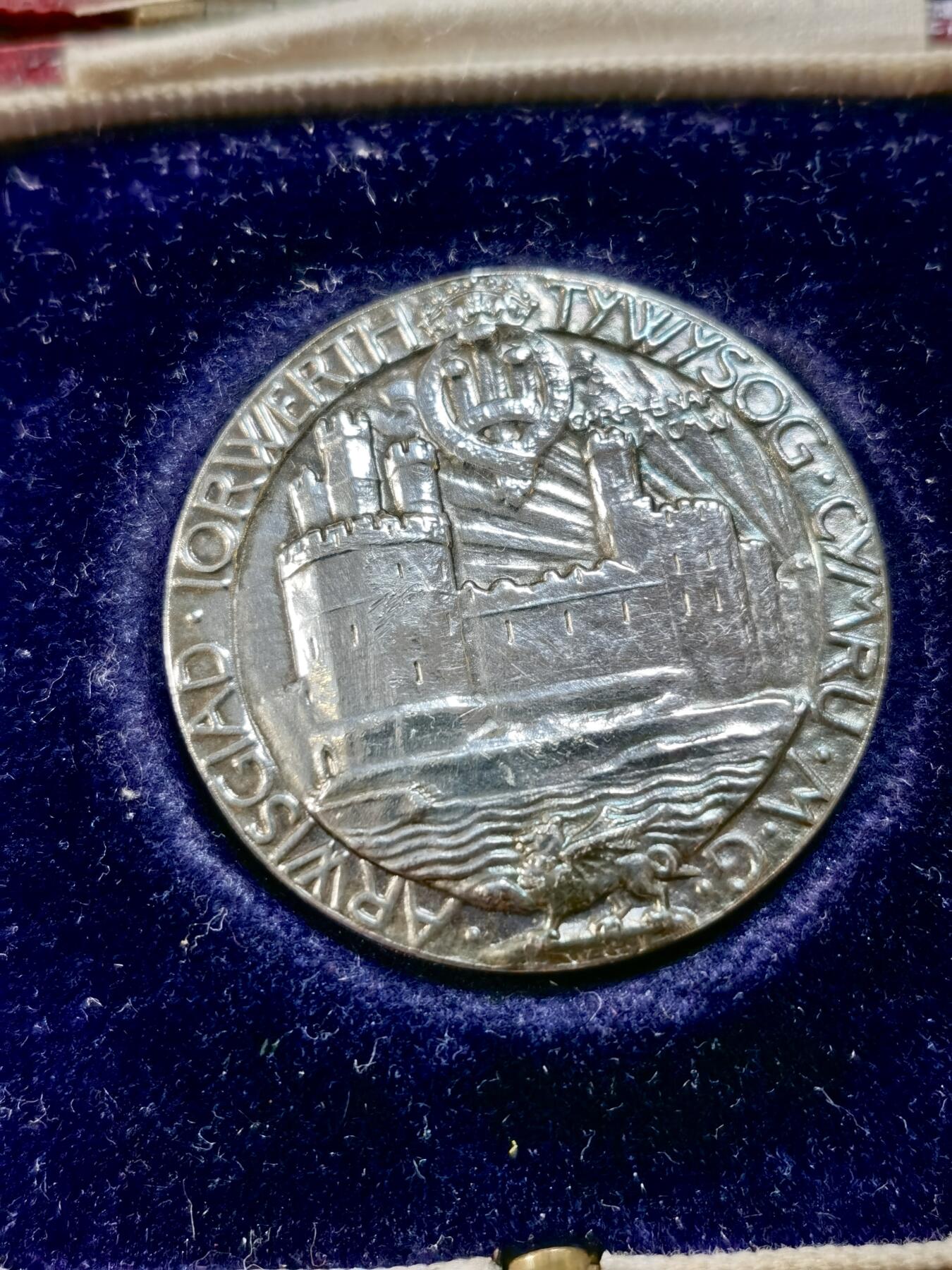  甄臻铺-世界币章拍卖（第16期），送拍享返佣金等优惠多多 1911年英国爱德华八世，威尔士亲王授勋纪念银章！品相完好无瑕疵，直径约34mm，重21克。经典收藏，W. Goscombe John作品，非常有收藏价值！