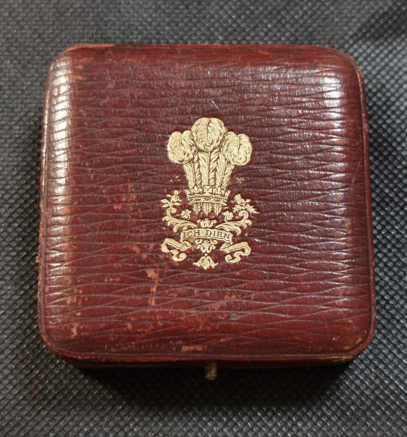  甄臻铺-世界币章拍卖（第16期），送拍享返佣金等优惠多多 1911年英国爱德华八世，威尔士亲王授勋纪念银章！品相完好无瑕疵，直径约34mm，重21克。经典收藏，W. Goscombe John作品，非常有收藏价值！