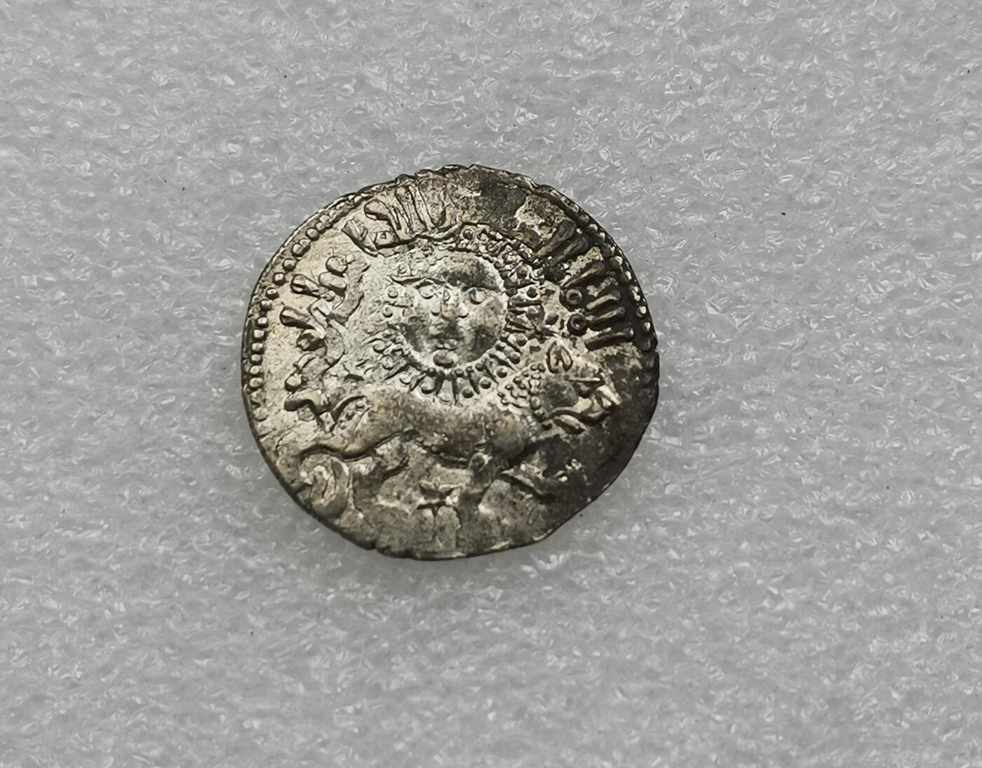 瓶子🏺第189期拍卖会 塞尔柱罗姆苏丹国太阳狮子银币 公元1237-1246年苏丹凯斯霍鲁二世发行 面值1迪拉姆 正面是太阳狮子，传说狮子代表苏丹自己，太阳代表他的爱人格鲁吉亚公主塔玛，伊教禁止偶像崇拜，钱币上也不允许出现人物动物，这是凯斯霍鲁二世采取的折中办法 背面是文字 塞尔柱历史上最著名最漂亮的钱币 罗姆苏丹打制银币