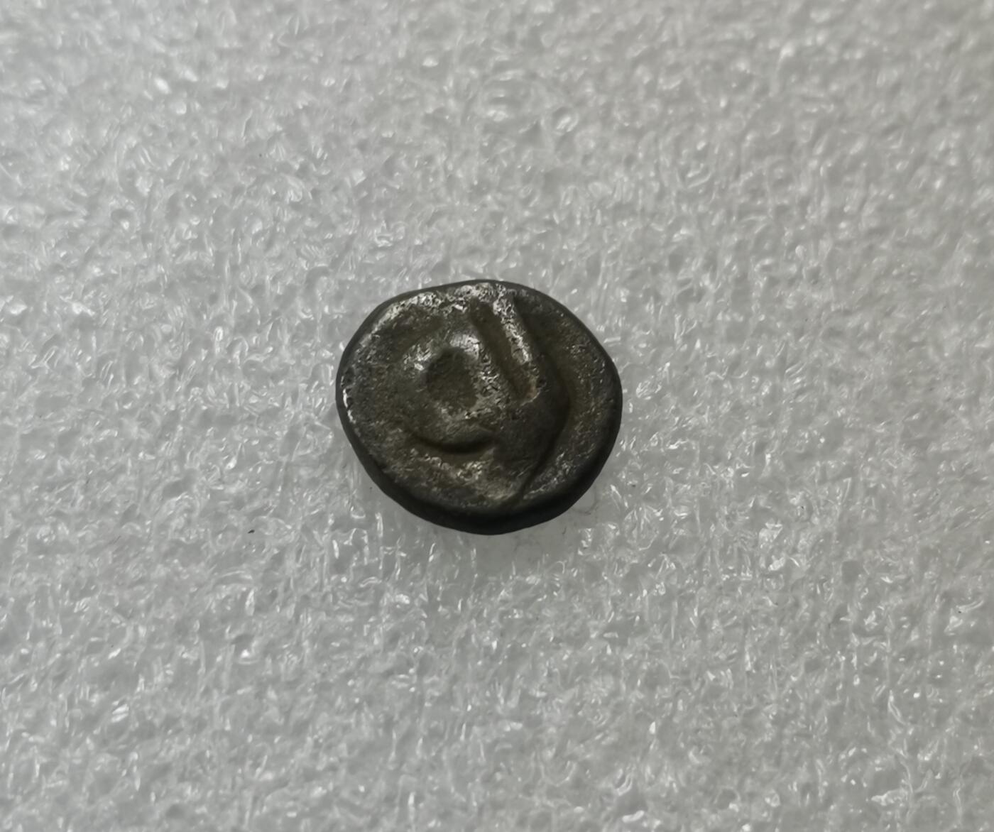 瓶子🏺第189期拍卖会  8世纪三佛齐王国打制银币  檀香花图案