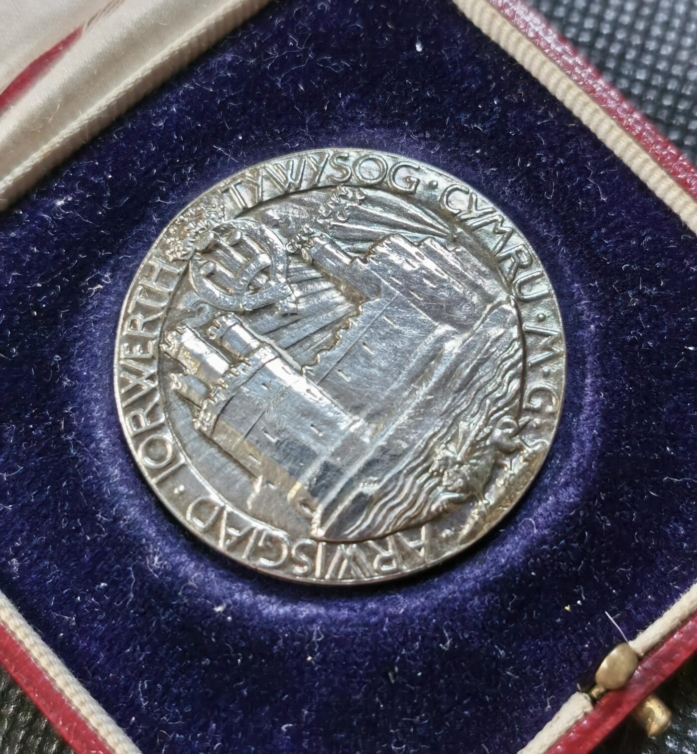  甄臻铺-世界币章拍卖（第16期），送拍享返佣金等优惠多多 1911年英国爱德华八世，威尔士亲王授勋纪念银章！品相完好无瑕疵，直径约34mm，重21克。经典收藏，W. Goscombe John作品，非常有收藏价值！