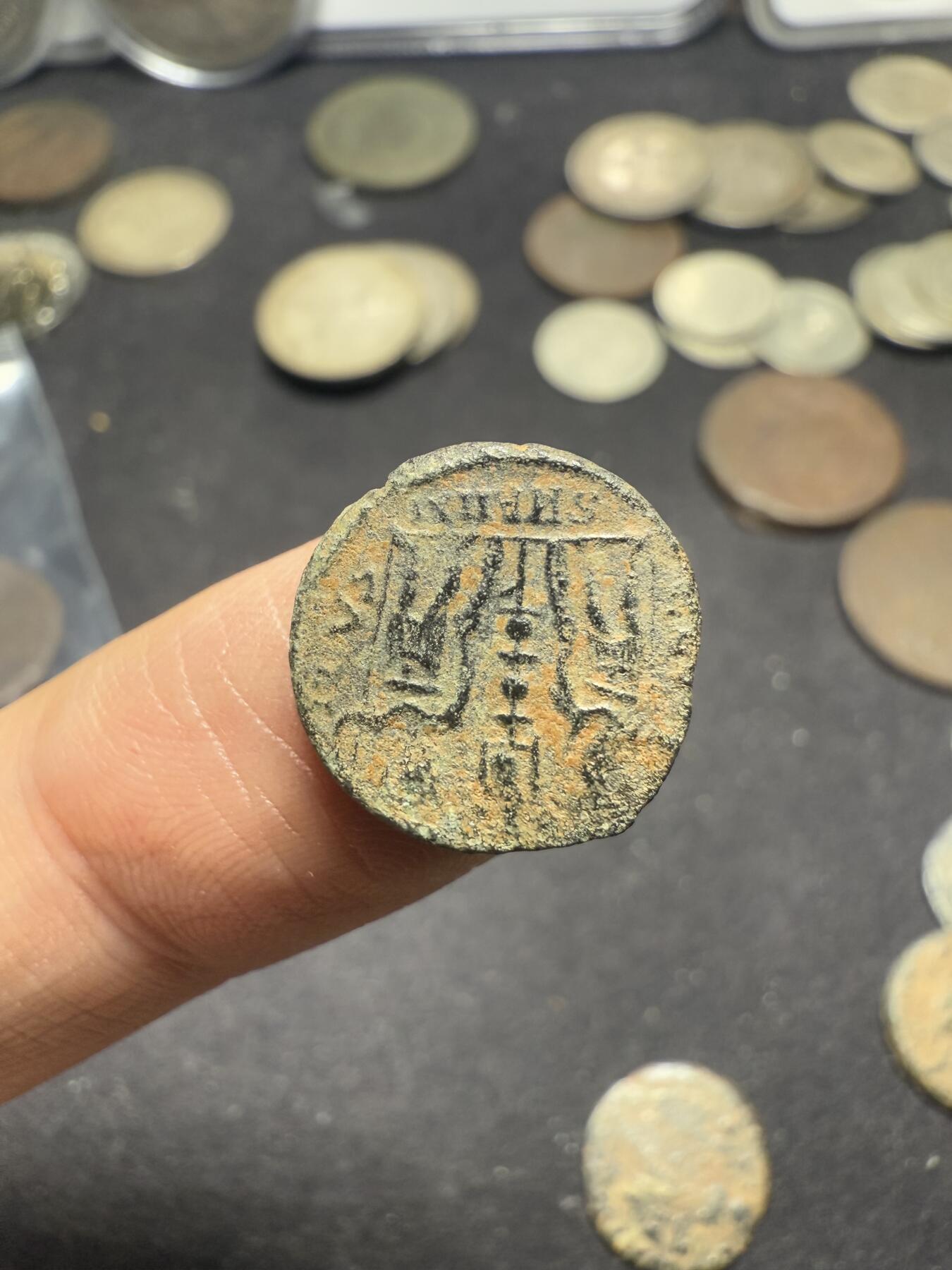 南宋泉阁俄币 外币 国币 专场第十期【送拍无额外佣金】 古罗马 公元337-340年 君士坦丁二世小铜币 士兵守护军旗 细节还不错 好品