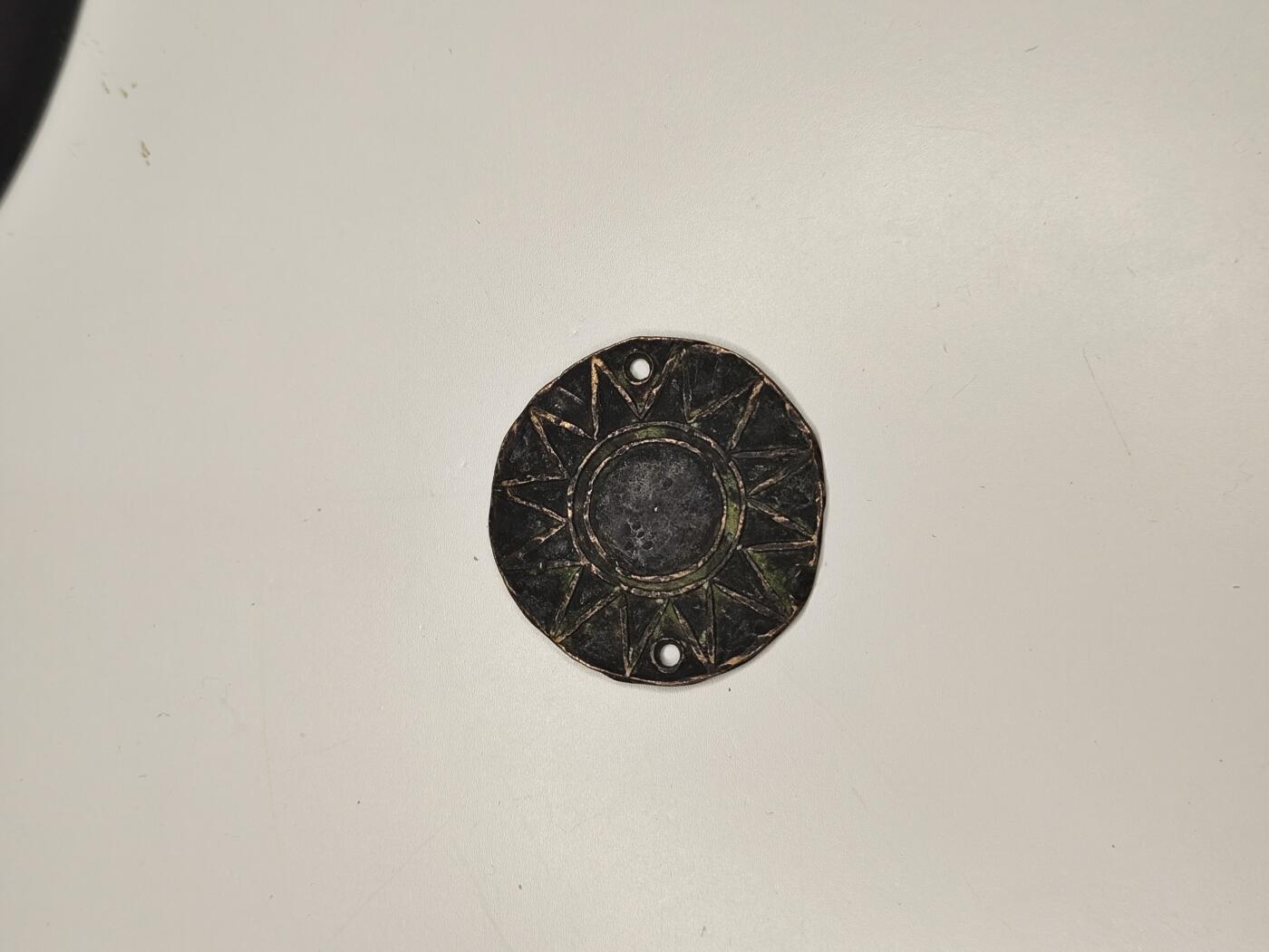 新时代收藏徽章红藏拍卖(第十六场) 欧战胜利日快乐 抗战国军帽徽 铜制冲压版 可能是铜元制作