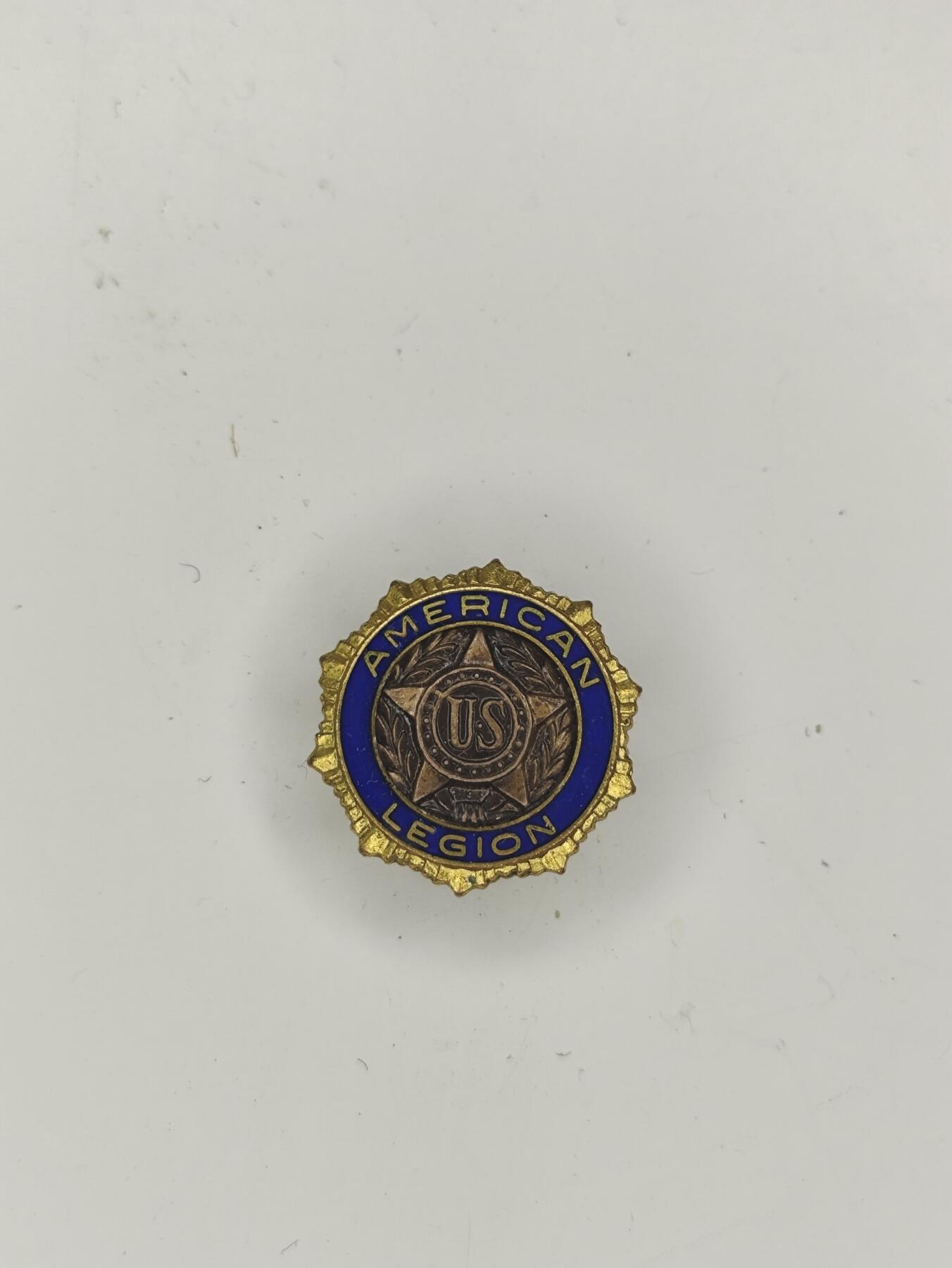 新时代收藏徽章红藏拍卖(第十六场) 欧战胜利日快乐 二战美国老兵协会证章 二战别针版 铜制鎏金珐琅