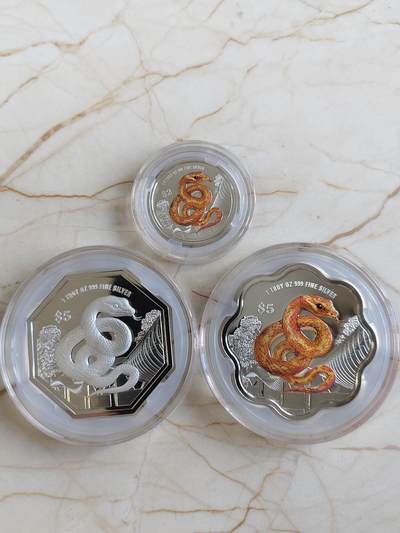 第168期拍卖【长期征集拍品】 - 【海寧潮】新加坡2025年新版蛇彩色纪念银币3枚，999银，1盎司*2,2新加坡元的7.776克，发行量2000套