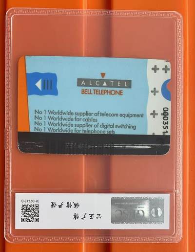 《卡拍》第329期拍卖5月10日晚22：10时延时截拍 《阿尔卡特通用测试卡A版》旧卡一枚，公博鉴定封装真品。该卡曾在上海电信管理局内部演示试用（有旧卡流出），也用于比利时等其他国家。A版存世极少且基本上都是流通品相旧卡，流水号通常在400号以内（此枚拍品流水号351），A、B版除流水号号段不同外，深橘黄色和浅黄色，黑色条码处宽、窄均有区别。见单、杨二人编著《中国电话卡目录-贝尔卡卷》描述。