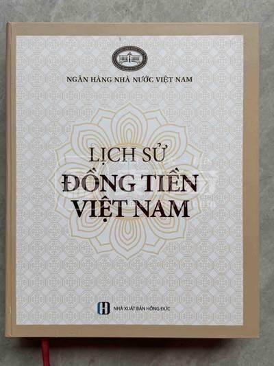 桂P钱币文化工作室拍卖第三十七期 - 越南国家银行成立70周年纪念版书籍，限量发行，是目前官方介绍越南历史货币最权威最详细的书籍，很厚重，有600多页