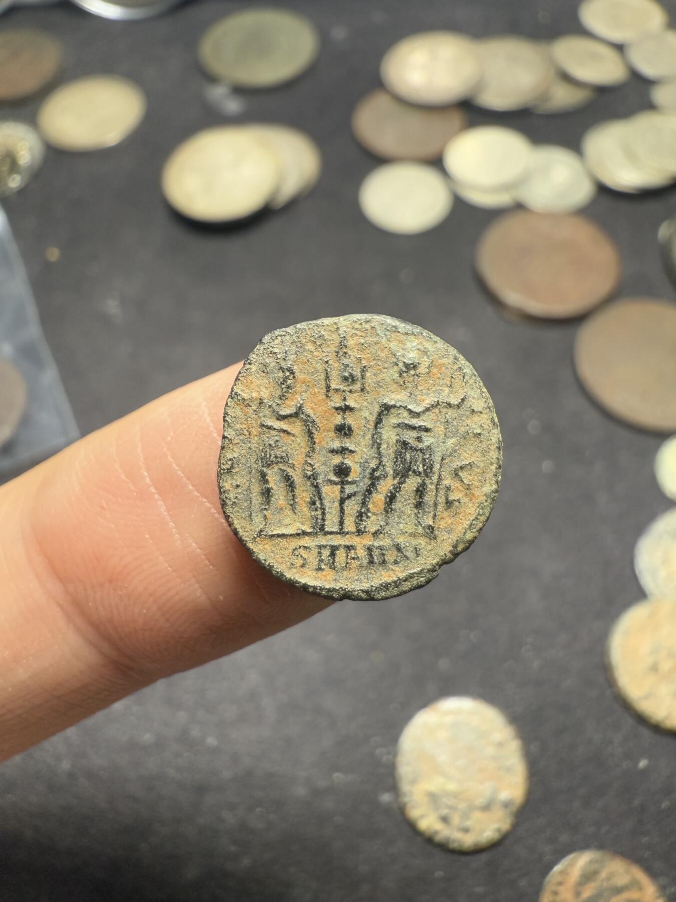 南宋泉阁俄币 外币 国币 专场第十期【送拍无额外佣金】 古罗马 公元337-340年 君士坦丁二世小铜币 士兵守护军旗 细节还不错 好品