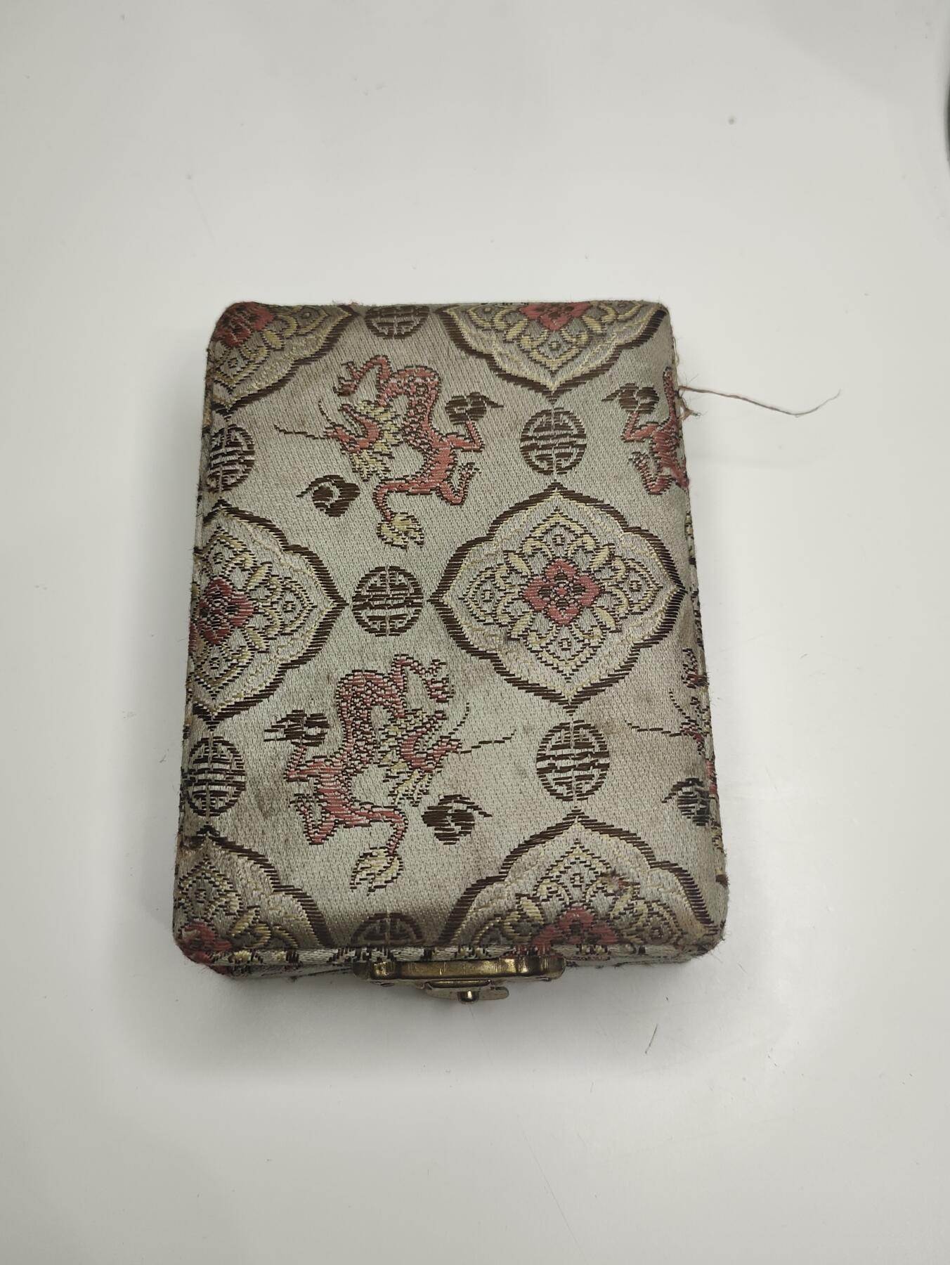 新时代收藏徽章红藏拍卖(第十六场) 欧战胜利日快乐 少见80年代 好品带盒北京献血奖章 清注意少个小挂环