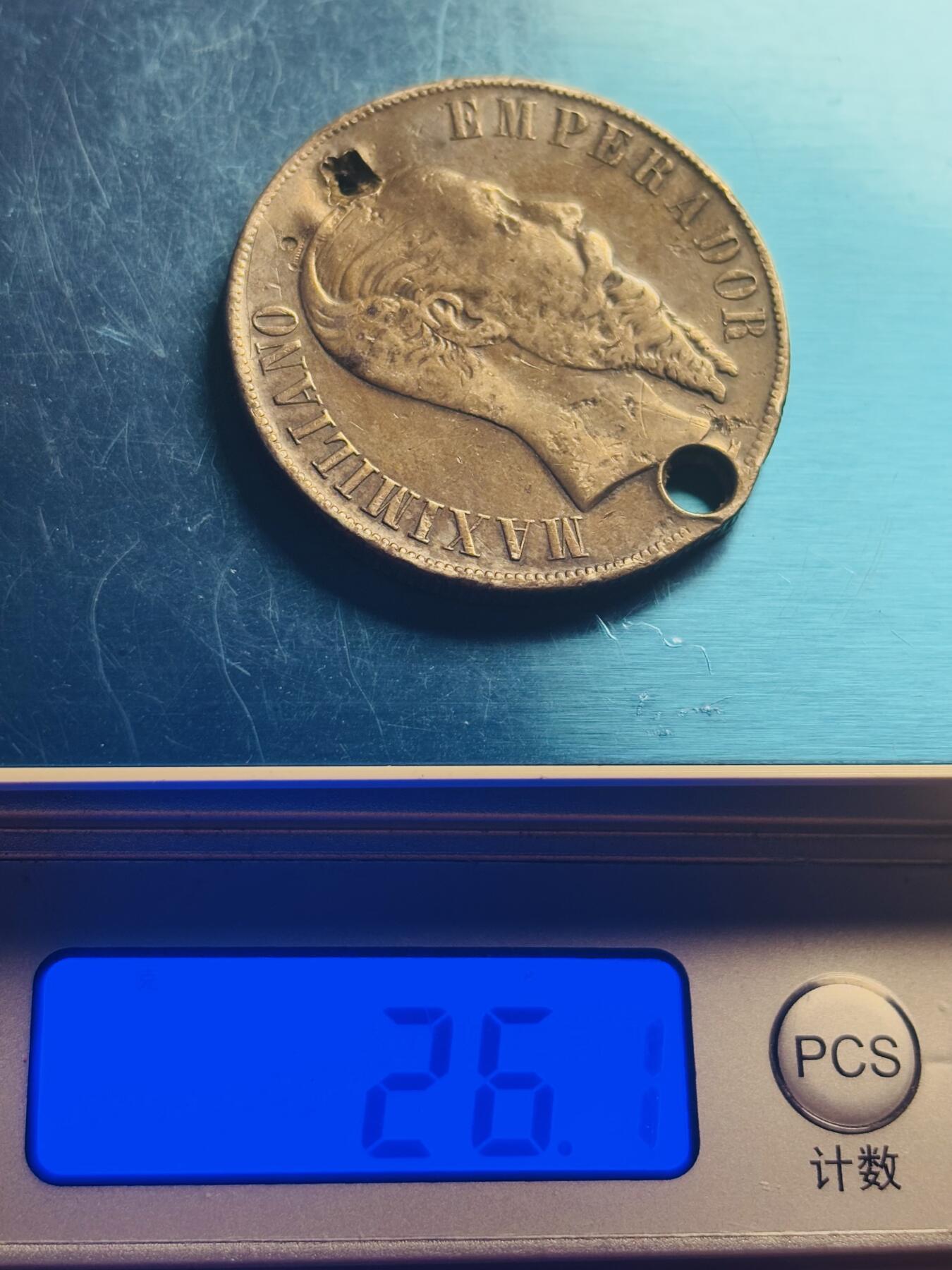 文馨钱币收藏第 244 场，各国古铜币，英系场，寄存时间为 2 个月，请悉知 稀少墨西哥1866 年马克西米利安1比索大银币，这是独年份版，要不是这老打孔得大几百一个