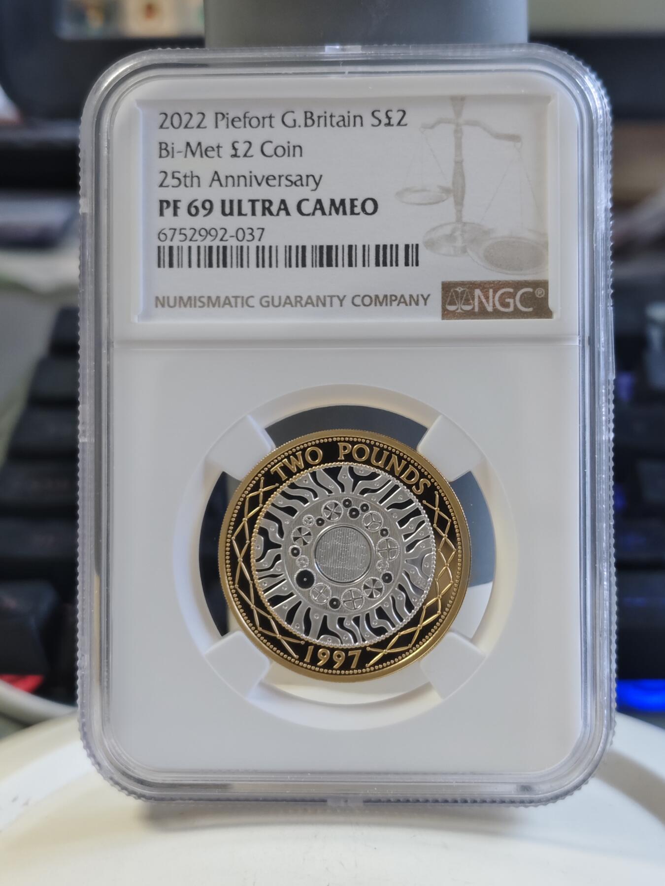 第168期拍卖【长期征集拍品】 英国2022年发行2英镑25周年纪念版局部镀加厚精制银币NGC-PF69原盒证书，925银，24克，发行1425枚