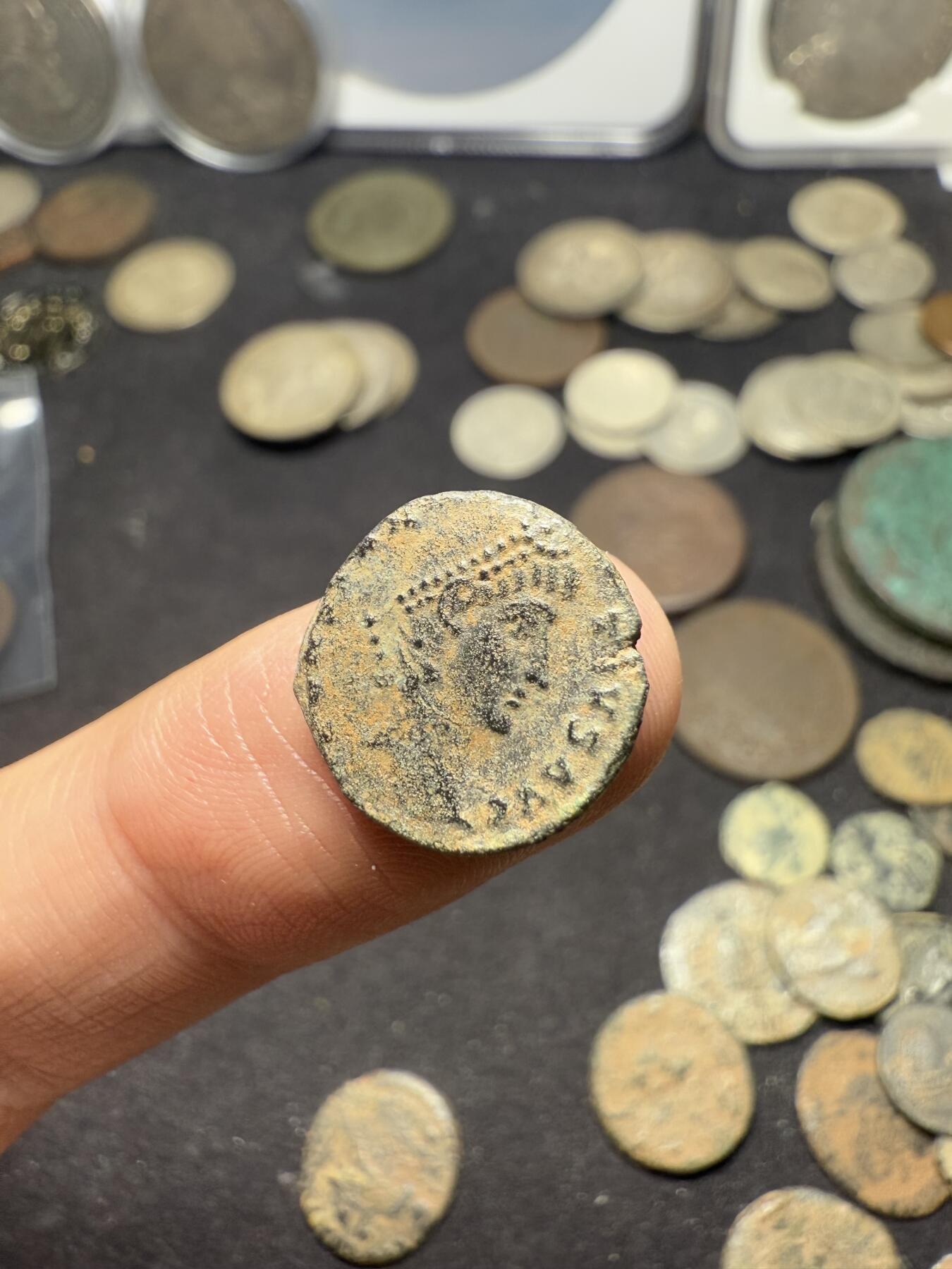南宋泉阁俄币 外币 国币 专场第十期【送拍无额外佣金】 古罗马 公元337-340年 君士坦丁二世小铜币 士兵守护军旗 细节还不错 好品