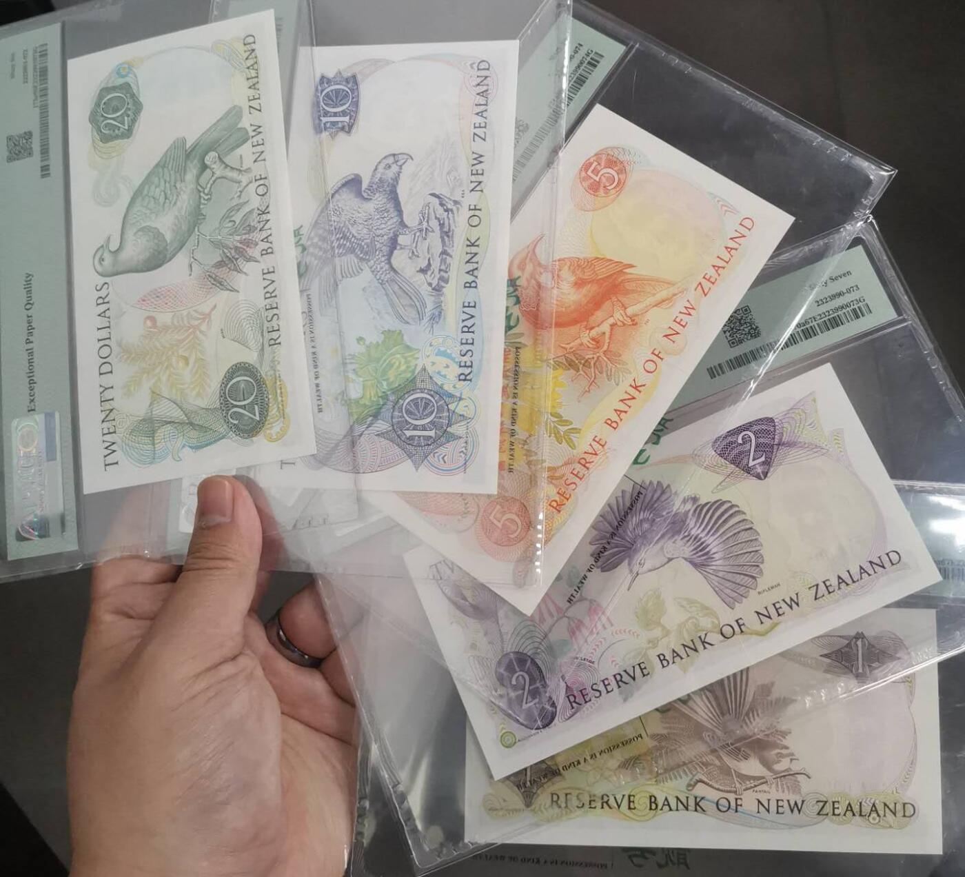 《艾美收藏》第198期-周日外币百拍 (5张全同)新西兰1981年AA冠百位528号，10元无折无斑见图，经典花冠女王