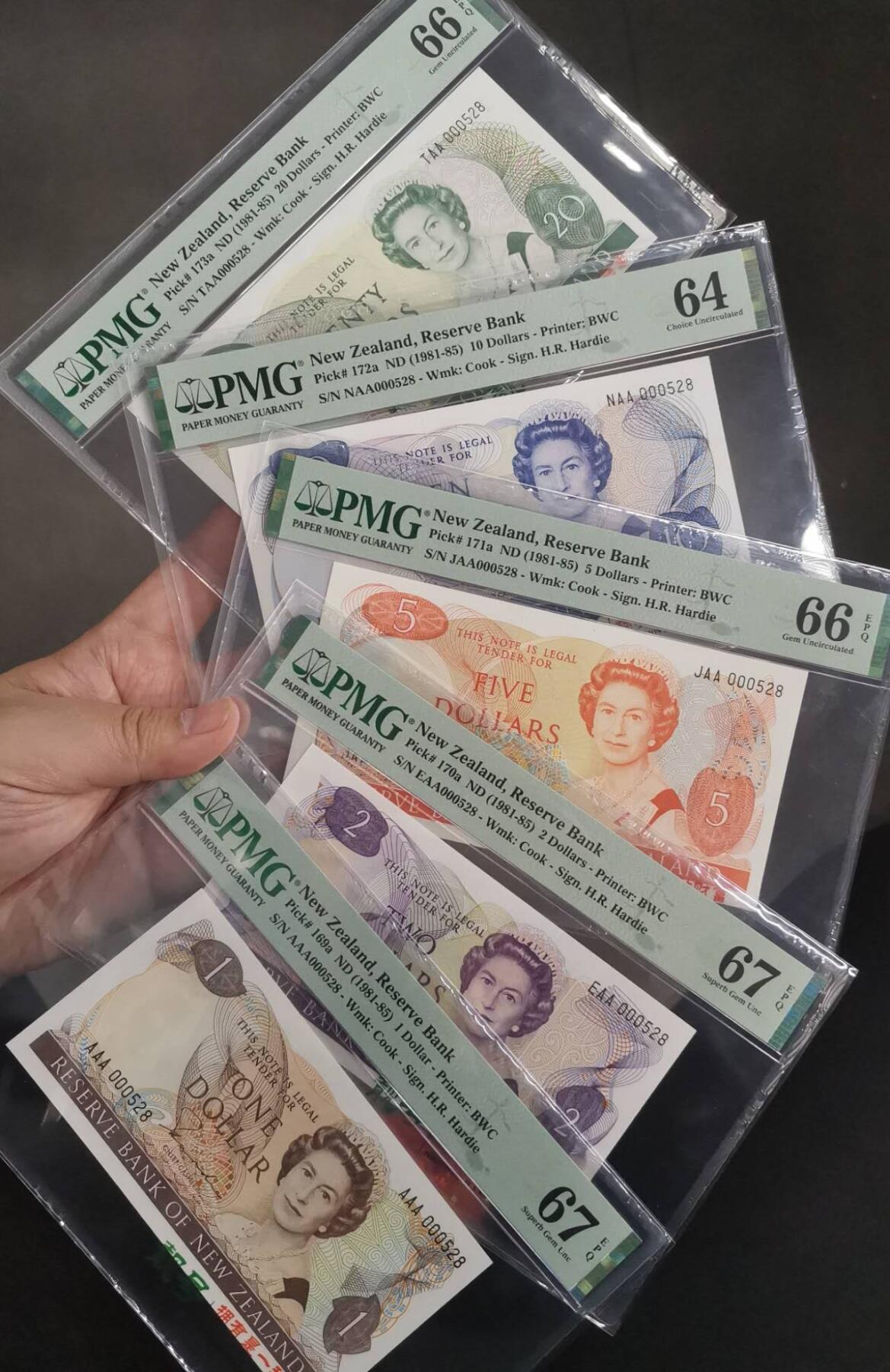 《艾美收藏》第198期-周日外币百拍 (5张全同)新西兰1981年AA冠百位528号，10元无折无斑见图，经典花冠女王