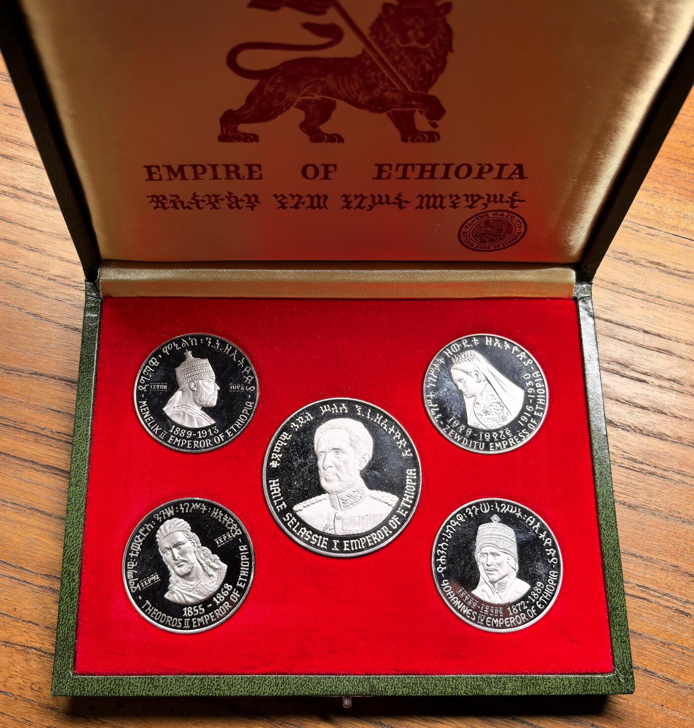 凡希社世界钱币微拍第三百零三期 1972埃塞俄比亚帝国皇帝与女皇PROOF SET五枚套，附原盒证书，有轻微氧化，外盒保存极好。