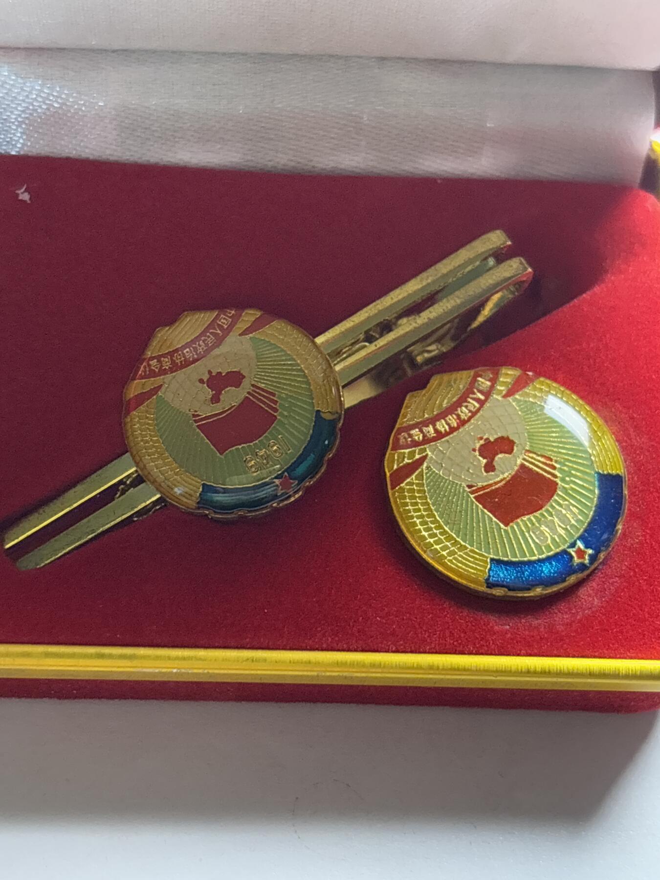 文馨钱币收藏第 244 场，各国古铜币，英系场，寄存时间为 2 个月，请悉知 稀少原盒 1949 年中国人民政治协商会议胸徽章