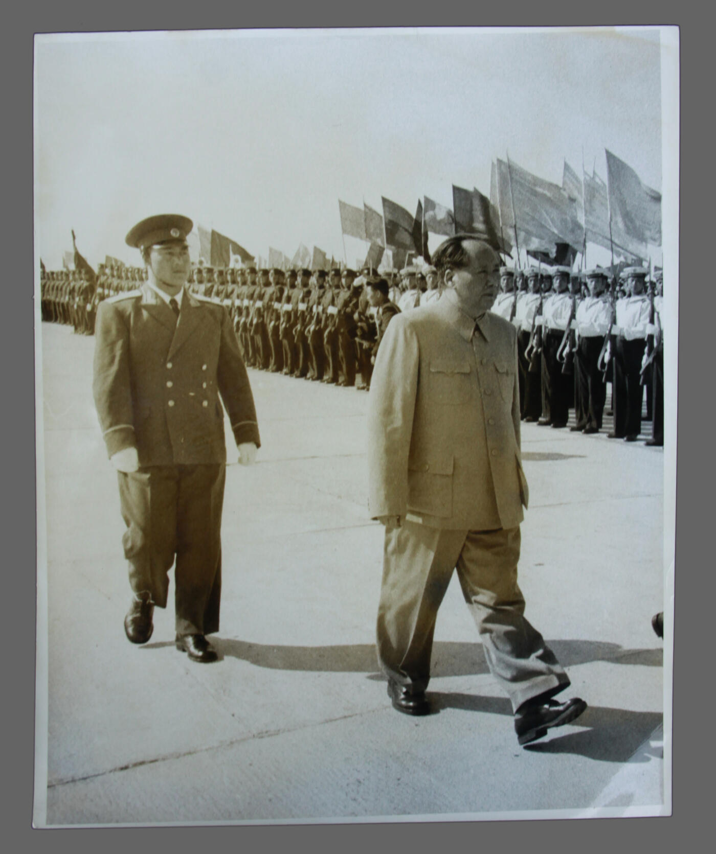 华宇2025年春季拍卖会 毛泽东（1893年12月26日-1976年9月9日）原版历史照片【五十年代，在阅兵式上】尺寸：25cm x 20cm