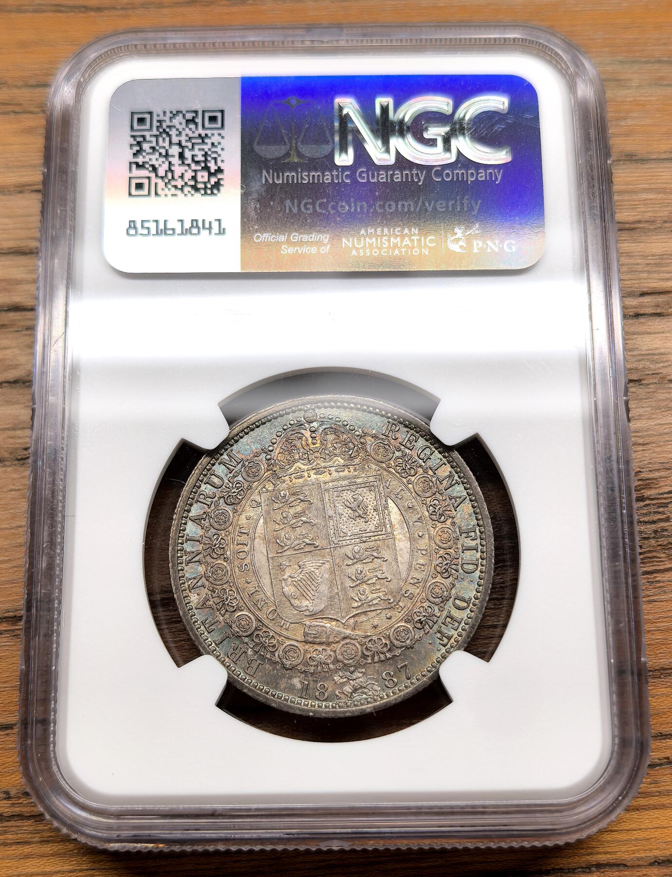 凡希社世界钱币微拍第三百零三期 1887英国老维高冠1/2克朗NGC-MS63，优美的金+钴蓝环彩，实物相当漂亮。