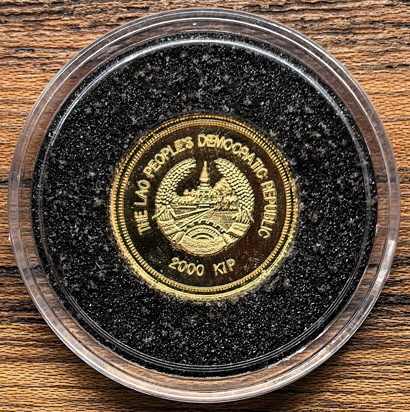 凡希社世界钱币微拍第三百零三期 1998老挝大金塔2000KIP小金币全品，1.3g，999金。