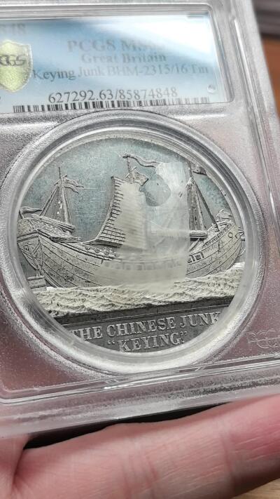 凡希社世界钱币微拍第三百零三期 荐！1848英国耆英号帆船到达伦敦纪念章白色金属PCGS-SP63，纪念中英首航，极佳的艺术欣赏性&珍贵的文物价值！强烈的喷砂结合完美的镜面工艺，所见最佳。外盒正面有一块白斑，建议换盒。（附视频）