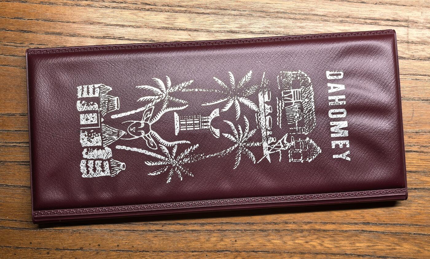 凡希社世界钱币微拍第三百零三期 1971达荷美大钱包PROOF SET四枚收藏级，自然氧化形成的洋红包浆，喷砂工艺精美，视觉感一流。