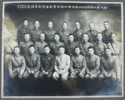 华宇2025年春季拍卖会 - 民国二十四年陆大第二期特别班合影一张，照片中有著名爱国将领舒适存，方本仁，何逐等，尺寸21*27cm.陆军大学的前身是中国近代唯一的一所最高级别的军事学府——保定陆军军官学校，它自一九零三年创立于保定，历经四十四年之久，是近代中国（中华民国时期）军事院校中存在时间较长的一所。906年，辅佐袁世凯训练新军的段祺瑞在保定创办“陆军行营军官学堂”，负责人称总办，隶属于北洋大臣；1910年改为“陆军预备大
