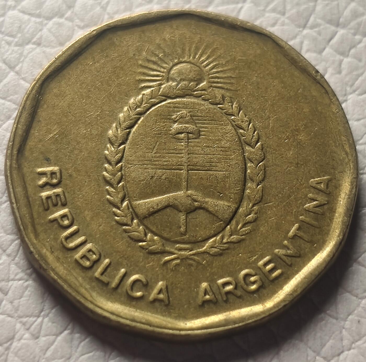 泉币菌-第26场-中外散币乐园 1986年阿根廷10比索黄铜硬币.太阳下的阿根廷握手.直径21.5mm.