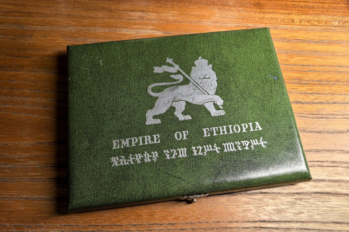 凡希社世界钱币微拍第三百零三期 1972埃塞俄比亚帝国皇帝与女皇PROOF SET五枚套，附原盒证书，有轻微氧化，外盒保存极好。