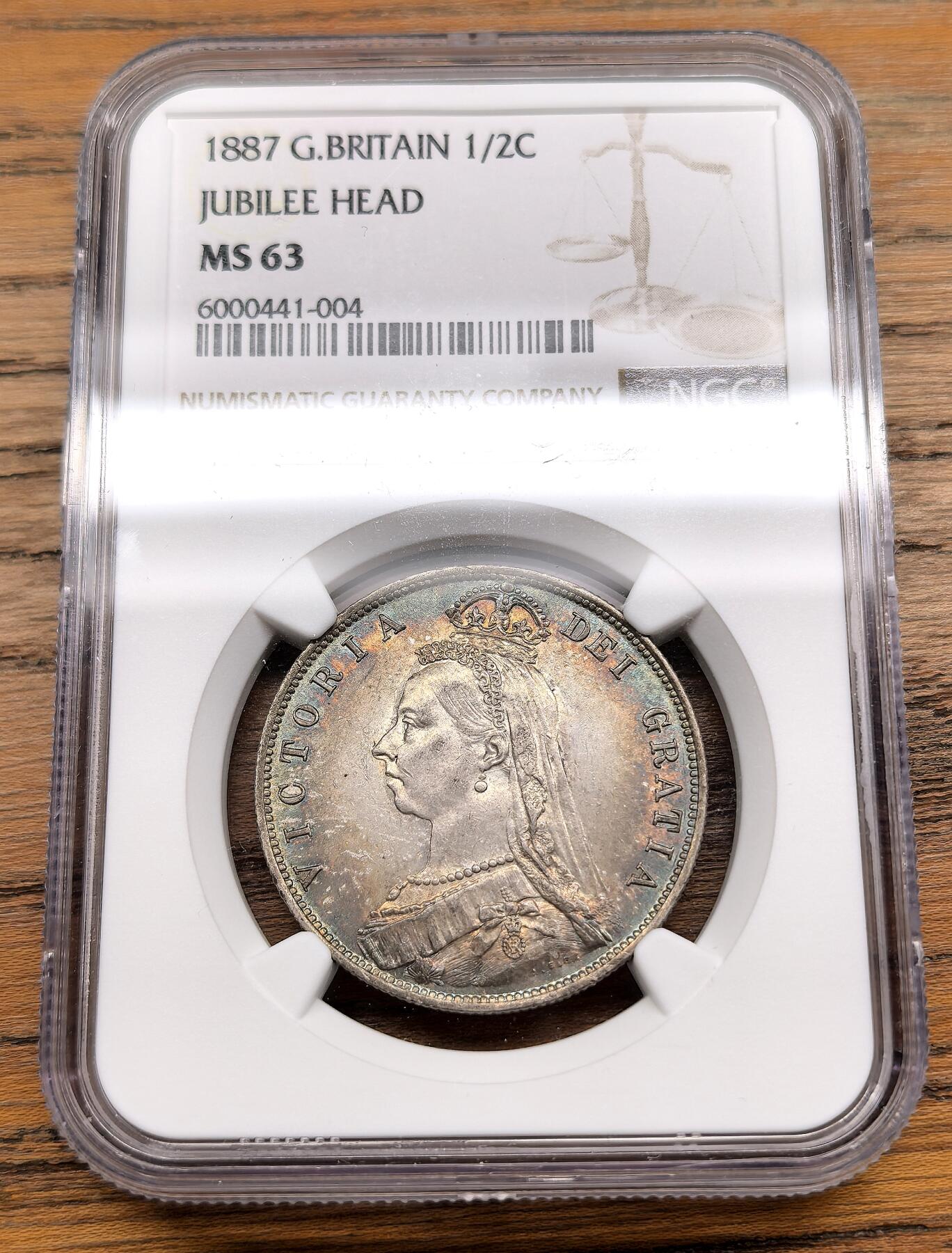 凡希社世界钱币微拍第三百零三期 1887英国老维高冠1/2克朗NGC-MS63，优美的金+钴蓝环彩，实物相当漂亮。