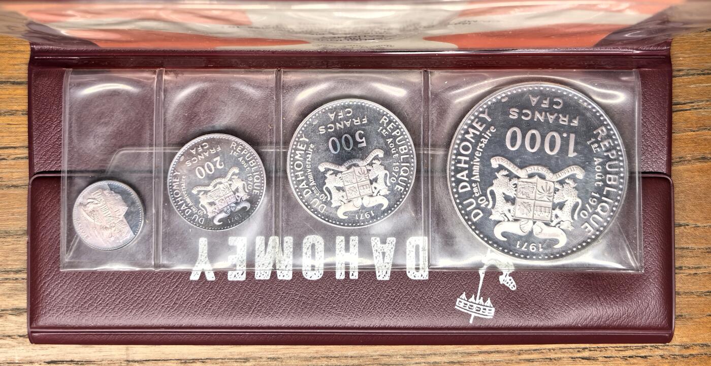 凡希社世界钱币微拍第三百零三期 1971达荷美大钱包PROOF SET四枚收藏级，自然氧化形成的洋红包浆，喷砂工艺精美，视觉感一流。