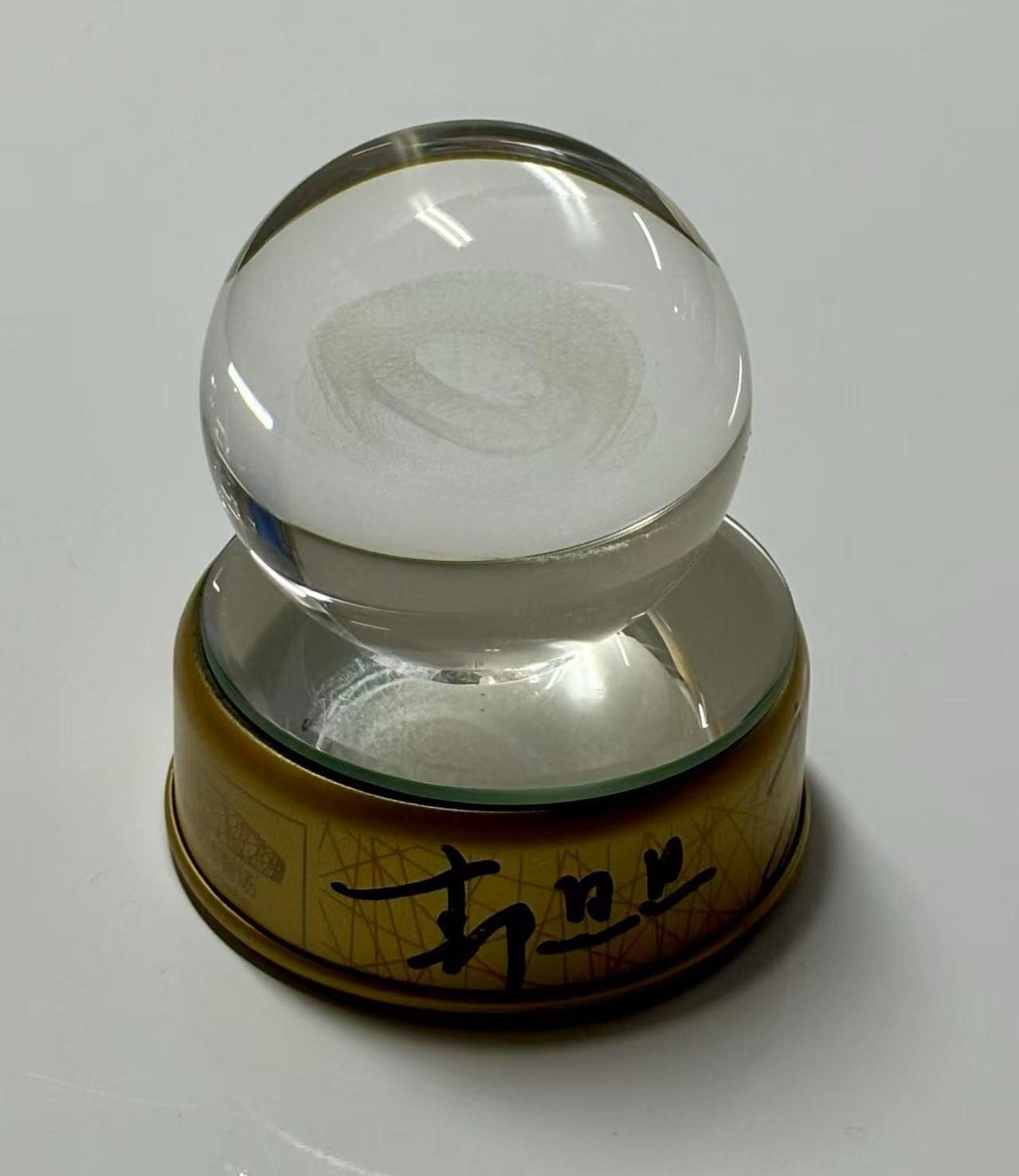 零元拍：国家跳水队6位成员亲笔签名国家体育场鸟巢水晶球一只： 周继红，秦凯，王峰，郭晶晶，吴敏霞，陈若琳。 签于2008年中国奥运代表团成立誓师大会。亲笔签名，更增加其收藏价值。年代久远，原装电池需要自己更换。 外包装盒有损坏，介意者勿拍