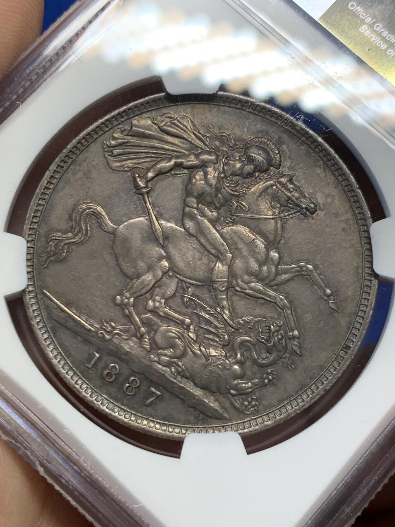 《竞宝斋》第380场 周日，周一 2场连拍 （全场包邮） NGC MS61 英国1887年维多利亚女皇高冠马剑克朗银币 原味深彩包浆 感觉低评