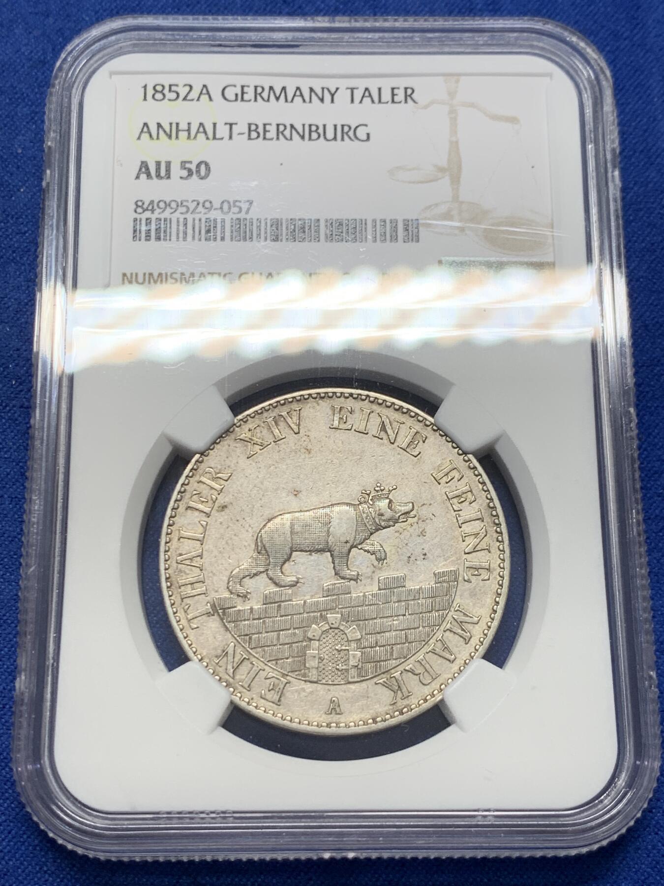 《竞宝斋》第380场 周日，周一 2场连拍 （全场包邮） NGC AU50 德国安哈尔特-伯恩堡公国 1852年 小熊爬墙 1泰勒银币 比较少的年份，铸造量仅1万枚，热门品种。