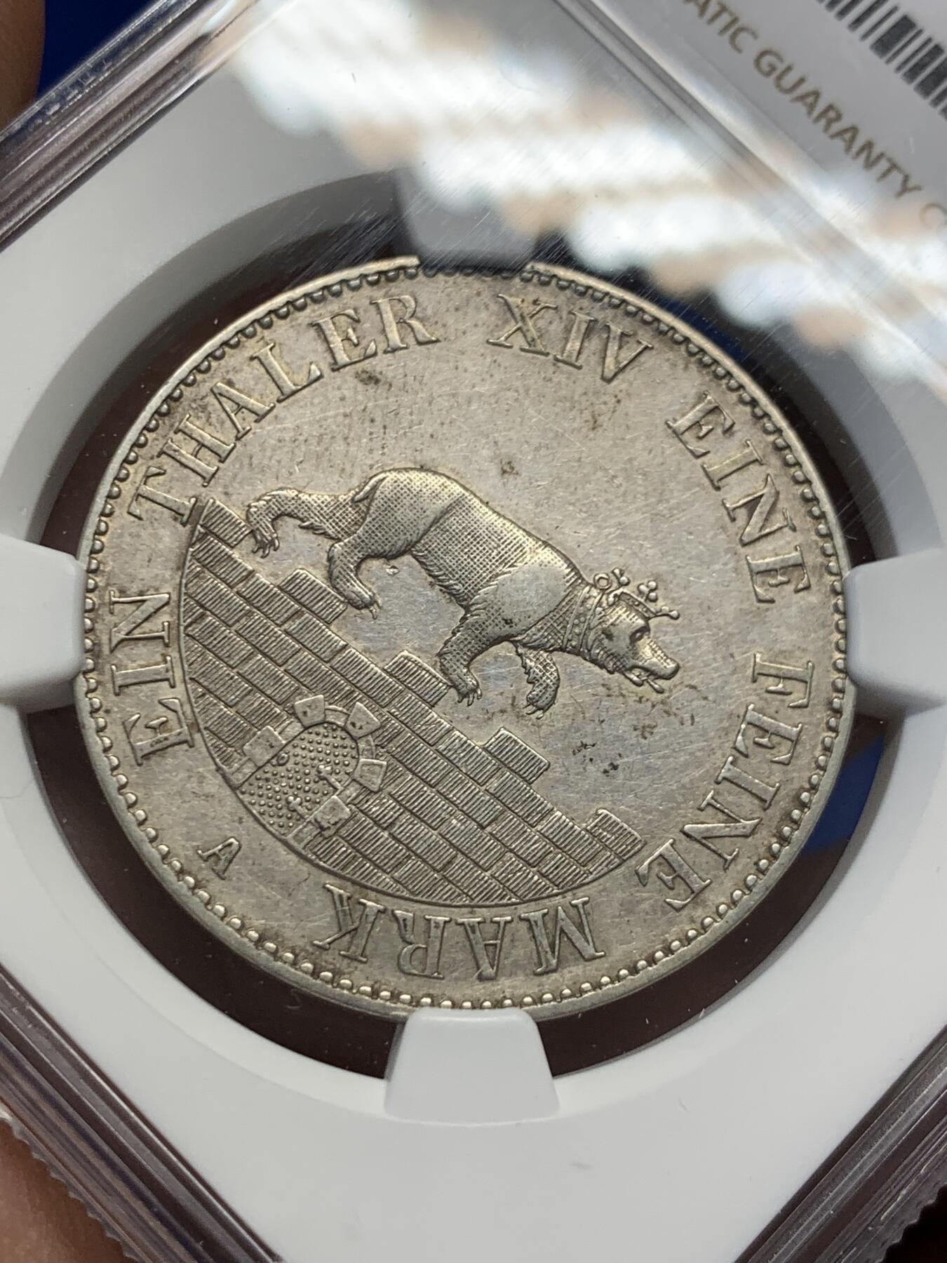 《竞宝斋》第380场 周日，周一 2场连拍 （全场包邮） NGC AU50 德国安哈尔特-伯恩堡公国 1852年 小熊爬墙 1泰勒银币 比较少的年份，铸造量仅1万枚，热门品种。