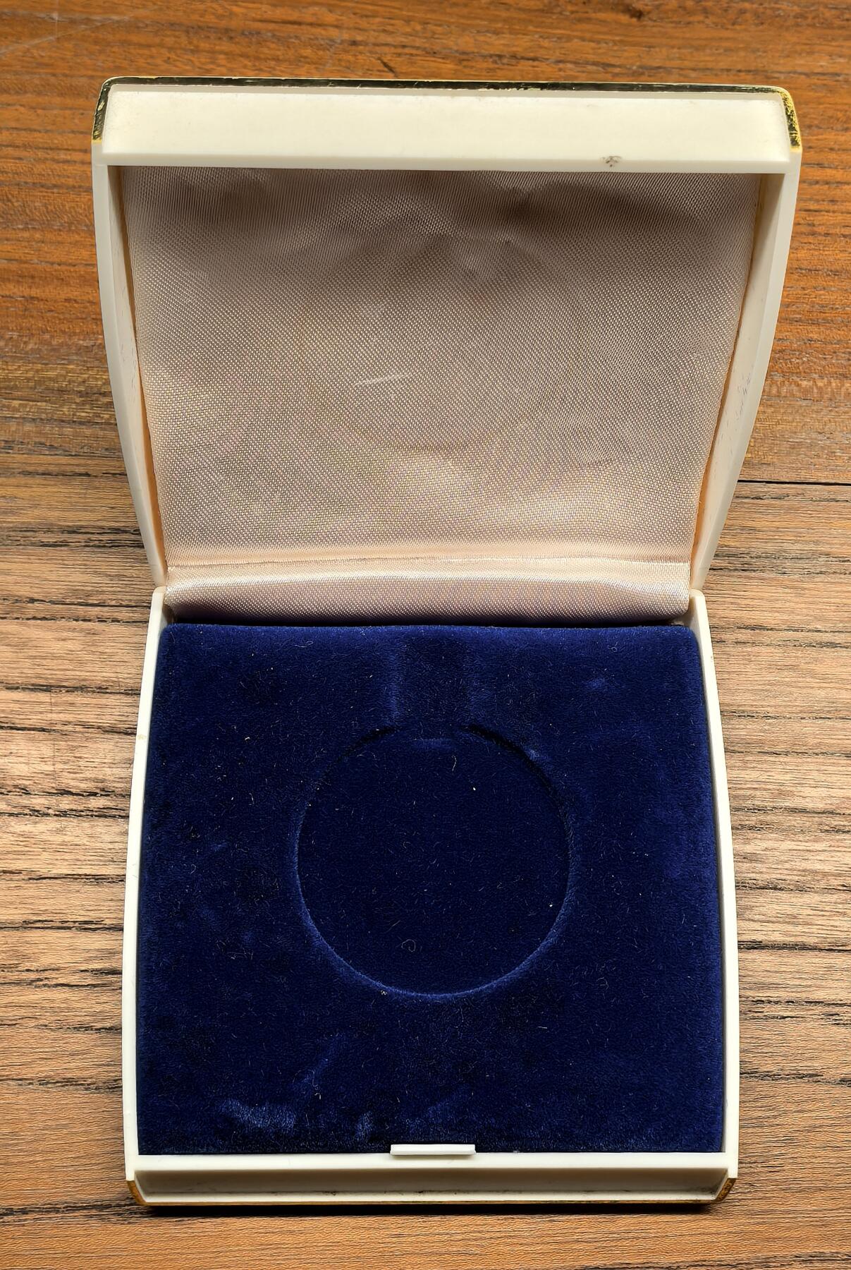 凡希社世界钱币微拍第三百零三期 1977伊拉克幼发拉底运河大坝纪念第纳尔大银精铸PCGS-PF66CAMEO，五彩亮眼，原盒比币稀见多了！（视频参考）
