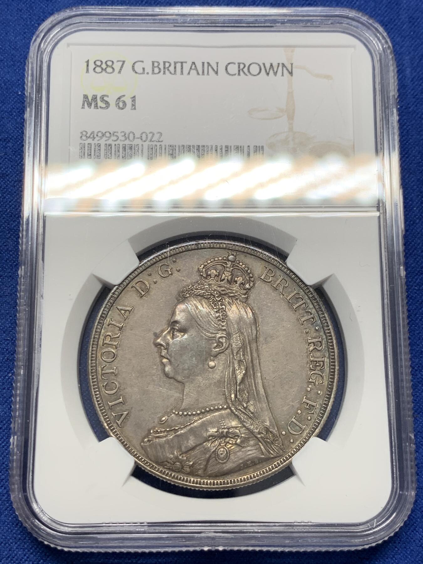 《竞宝斋》第380场 周日，周一 2场连拍 （全场包邮） NGC MS61 英国1887年维多利亚女皇高冠马剑克朗银币 原味深彩包浆 感觉低评