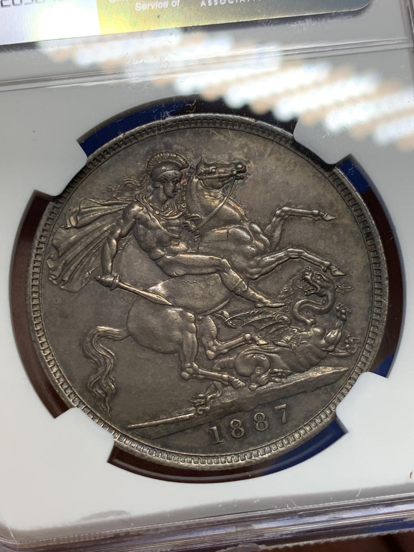 《竞宝斋》第380场 周日，周一 2场连拍 （全场包邮） NGC MS61 英国1887年维多利亚女皇高冠马剑克朗银币 原味深彩包浆 感觉低评