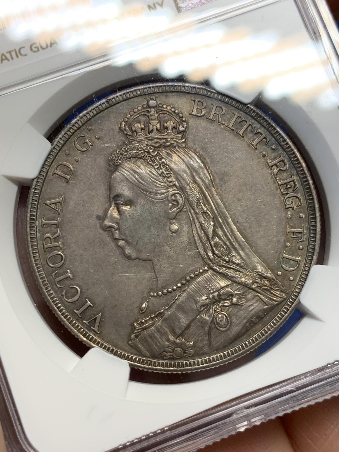 《竞宝斋》第380场 周日，周一 2场连拍 （全场包邮） NGC MS61 英国1887年维多利亚女皇高冠马剑克朗银币 原味深彩包浆 感觉低评