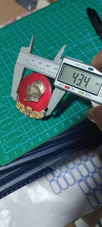精品毛主席像章拍场 🔥忠字🔥毛主席像章一枚，忠字，爱心忠，少见颜色版别