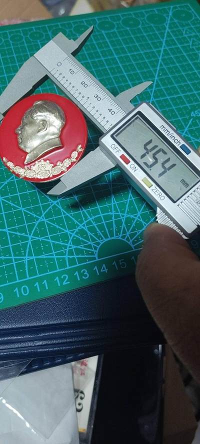 精品毛主席像章拍场 🔥忠字🔥毛主席像章一枚，忠字