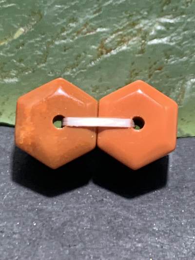 柿子红南红玛瑙六棱直切珠一对， - 柿子红南红玛瑙六棱直切珠一对，