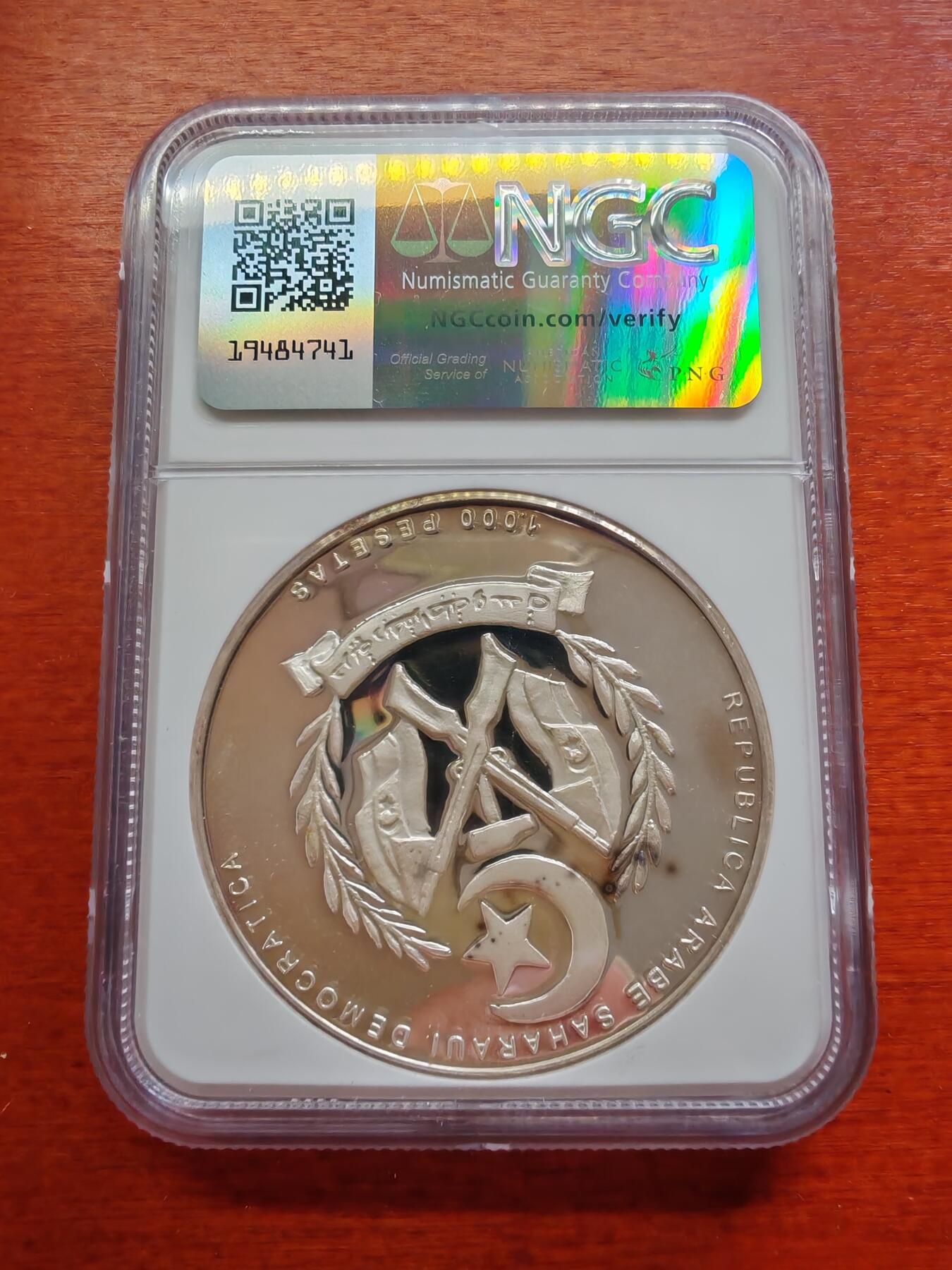 长老汇蛇年精选第十场拍卖 1996沙哈拉威挪威探险者海耶比彩色1000比塞塔精制银币，NGC PF66UC，唯一冠军分