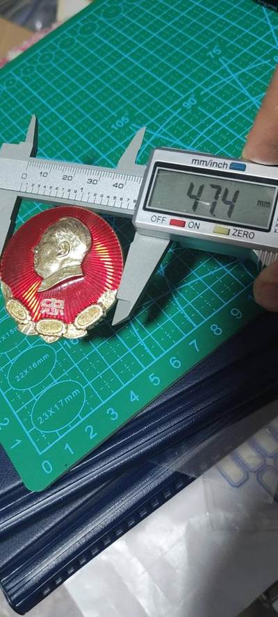 精品毛主席像章拍场 🔥忠字🔥毛主席像章一枚，忠字