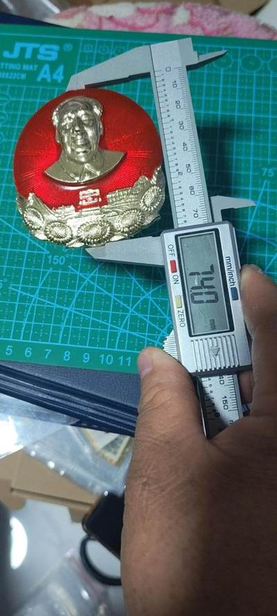 精品毛主席像章拍场 🔥忠字🔥毛主席像章一枚，忠字