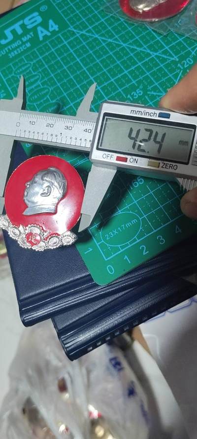 精品毛主席像章拍场 🔥忠字🔥毛主席像章一枚，三忠字