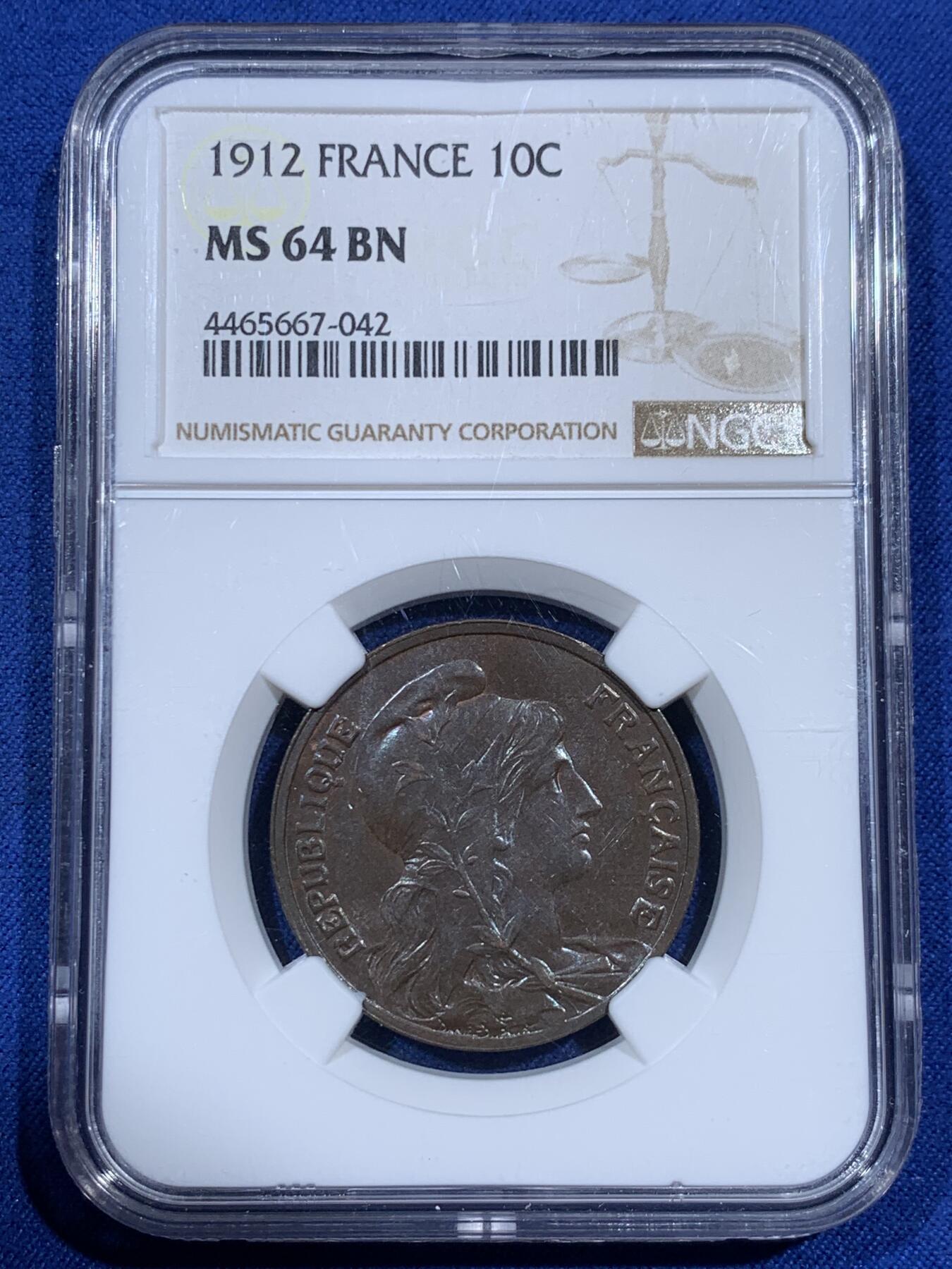 《竞宝斋》第381场 周日，周一 2场连拍 （全场包邮） NGC MS64BN 亚军分 法国1912年玛丽安娜女神10生丁大铜币，非常漂亮的设计，更高分仅1枚。巧克力包浆，底板丝滑如绸缎，带有迷人的蓝紫色调。