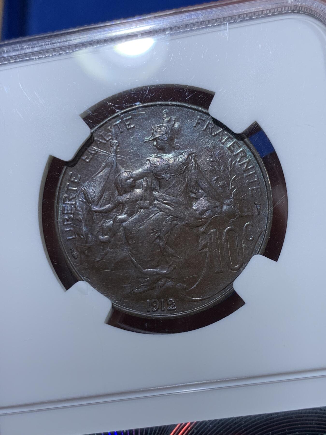 《竞宝斋》第381场 周日，周一 2场连拍 （全场包邮） NGC MS64BN 亚军分 法国1912年玛丽安娜女神10生丁大铜币，非常漂亮的设计，更高分仅1枚。巧克力包浆，底板丝滑如绸缎，带有迷人的蓝紫色调。